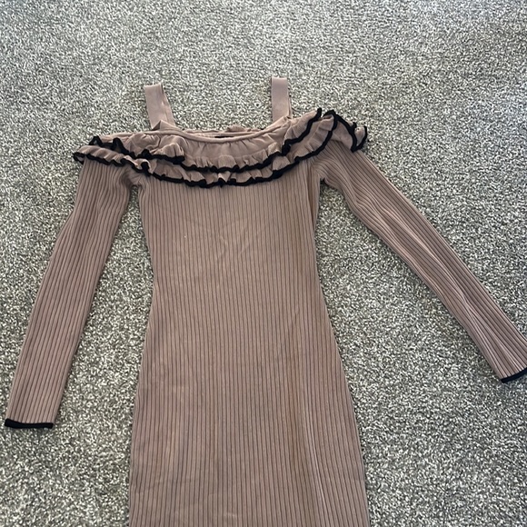 Open shoulder dress with long sleeves - Picture 2 of 4